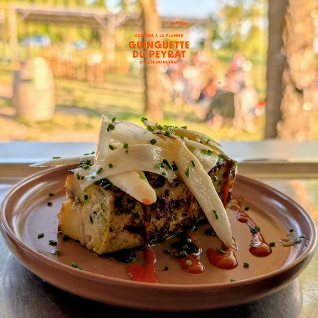 🧑‍🍳 C'est la saison des délicieuses asperges du blayais. Pour l'occasion le chef propose en tapas éphémère la tortilla aux asperges légèrement relevée au ketchup de piquillos.

📍A déguster à la Guinguette du Peyrat
2 allée du Peyrat, 33390 Plassac

Guinguette du Peyrat - Nord Gironde - Bonne adresse Bordeaux - Plassac - Blaye - Sud Ouest - Été - Afterwork - Quoi faire à Bordeaux