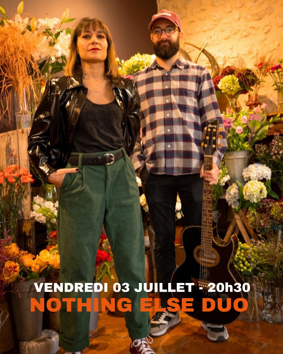🕯️✨ CE VENDREDI SOIR : DOUCEUR ET ÉMOTION AVEC NOTHING ELSE DUO ! ✨🕯️
Après l'énergie Blues & Soul des Blue Jokers hier soir, on continue ce grand week-end musical sur une note plus intimiste et suspendue avec un concert made in @plassac. Ce vendredi 3 juillet dès 20h30, la Guinguette du Peyrat ouvre sa scène à l'univers enveloppant de @nothingelseduo .
Porté avec passion par la voix pure d'Élodie Héraud et les accords subtils de Valentin Alonso, ce magnifique duo guitare/voix a un seul objectif : vous toucher en plein cœur.
🪵 Une folk/pop acoustique et chaleureuse
🎤🎸 L'essentiel, rien d'autre : une approche simple, épurée et 100% acoustique qui met en valeur la complicité entre la voix d'Élodie et la guitare de Valentin.
📖 Chaque chanson raconte une histoire : loin des grands artifices, le duo vous embarque dans un voyage sensible et chaleureux où chaque note résonne avec authenticité.
🤝 Une vraie proximité : sur scène, ils privilégient la connexion directe avec le public pour créer une ambiance sincère, immersive et pleine de sensibilité.
🌅 Le parfait début de week-end
Après une longue semaine, c'est exactement le moment de déconnexion et de douceur dont vous avez besoin.
Installez-vous confortablement face au plus beau coucher du soleil de Gironde, profitez des bonnes grillades au brasero du chef Ludo, levez votre verre et laissez-vous bercer par la magie de cette soirée folk.
⏱ Quand ? Ce vendredi 3 juillet dès 20h30 (pensez à arriver plus tôt pour l'apéro !)
📍 Où ? La Guinguette du Peyrat, Plassac.
👇 Taguez en commentaire la personne avec qui vous voulez partager ce moment de douceur acoustique !
#GuinguetteDuPeyrat #NothingElseDuo #ElodieHeraud #ValentinAlonso #FolkAcoustique #PopFolk #GuitareVoix #ConcertIntimiste #SortirEnGironde #Bordeauxlocal #LiveMusic #VendrediSoir #SunsetGironde #Brasero #Plassac #Blaye #EspritGuinguette