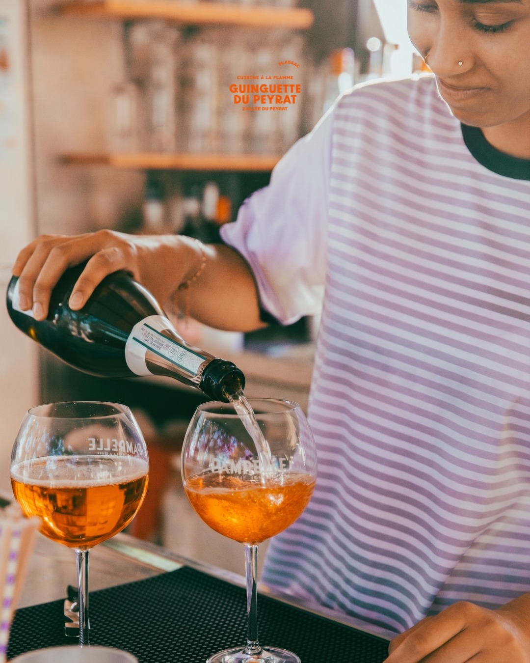 Un peu de fraîcheur ? Le soleil brille, et la Guinguette vous attend pour des moments inoubliables... et très rafraîchissants ! ☀️🌴
Pour cela, testez nos cocktails comme le Spritz Pampelle’up sur cette photo ! Un mélange pétillant et ensoleillé d'infusion de pamplemousse et de prosecco. Impossible d'y résister ! 🍊✨
👇 Mais notre nouvelle carte vous réserve bien d'autres surprises ! Découvrez nos grands classiques revisités :
🏝️ Le Punch Maison : un voyage exotique immédiat (Rhum, jus d'ananas, orange, banane).
🍹 Le Mojito : la fraîcheur mentholée par excellence.
🍋 Les Caïpis : Caïpiroska (vodka) ou Caïpirinha (cachaça), à vous de choisir !
🌴 La Pina Colada : un nuage de douceur coco-ananas.
🔞 Le Sex on the Estuaire : notre version maison sexy de ce classique.
👉 Et pour ceux qui cherchent de l'originalité, testez nos signatures à prix doux :
⚓ Le Guinguette du Peyrat : notre cocktail éponyme qui marie Cognac, ginger beer et citron vert pour un coup de fouet rafraîchissant.
🌅 Le Sunset : une création colorée au gin, jus d'orange et limonade, parfait pour admirer le coucher de soleil.
Tous nos cocktails sont préparés avec amour pour des moments conviviaux... et à prix tout doux ! Venez trinquer avec nous ! 🤩💸
⏱️ Horaires d'été : Ouvert du mardi au dimanche soir (et les midis du week-end). Venez tôt pour choper votre transat !
📍 La Guinguette du Peyrat, 2 Allée du Peyrat, @Plassac.
👇 Taguez votre partenaire de cocktail préféré en commentaire !
#LaGuinguetteDuPeyrat #CocktailCarte #NouveauxCocktails #SpritzTime #Apéro #Été2026 #Guinguette #CocktailsMaison #PrixDoux #MomentsInoubliables #Détente #BonsPlans #plassac #blayetourisme
