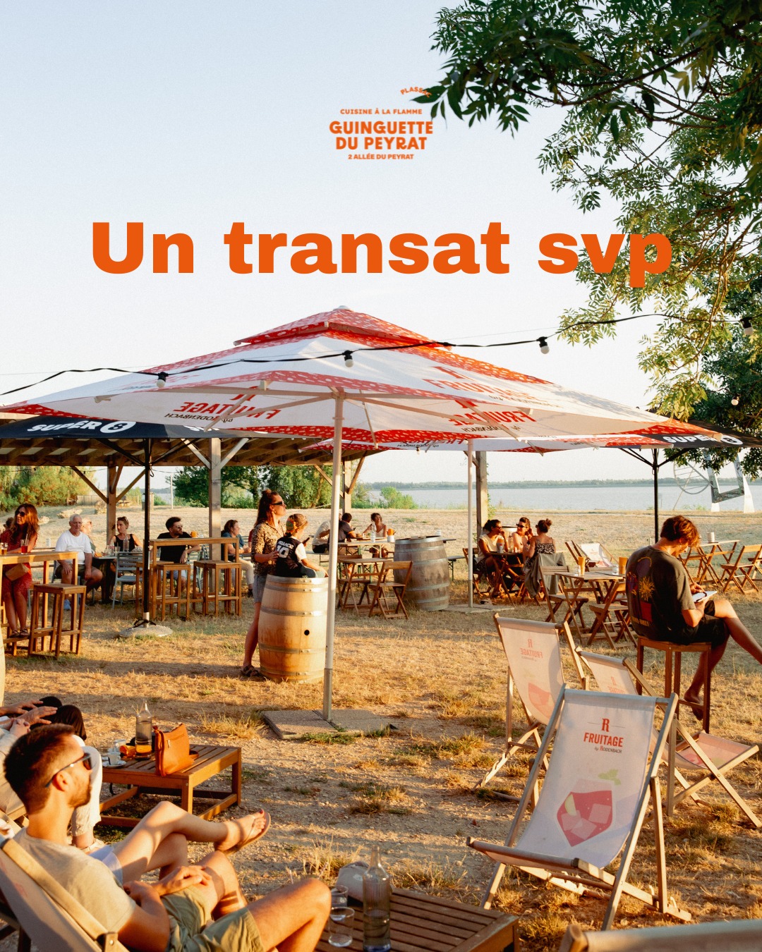🛋️✨ « UN TRANSAT SVP ! » — LA COURSE DE L'APÉRO EST LANCÉE ! ✨🌅

Chaque soir, dès que le soleil commence à descendre sur l'estuaire, c'est la même histoire à la Guinguette : nos transats sont pris d'assaut ! Et on vous comprend... Être confortablement installé les pieds dans l'herbe, un cocktail frais à la main, face au plus beau sunset de la Gironde : c'est LE combo absolu de l'été.

Pour accompagner ce moment parfait, on vous propose de piocher dans notre toute nouvelle carte de tapas. Il y en a pour absolument toutes les envies 👇

🧆 NOTRE CARTE DE TAPAS
🧀 Les fondants & crémeux :
• Camembert rôti au miel & thym (servi chaud avec son pain)
• Stracciatella de fromage au pesto & toasts de pain

🌱 Les frais & veggies :
• Houmous de betterave & féta au zaatar (notre touche de couleur)
• Falafels et crémeux de yaourt grec mentholé
• Cassolette Patatas Bravas (pommes de terre, piquillos, oignons frits)

🍗 Les gourmands & canailles :
• Croc'accia (Focaccia, jambon de pays, emmental, beurre)
• Planchette de jambon & guindillas (pickles d’oignons rouges, poivrons gouttes)
• Croustillant de poulet et sa mayonnaise aux épices (curry)

🍹 Vous rajoutez à ça un de nos cocktails maison à prix doux (comme notre Spritz Pampelle’up ou le mythique Mojito), et vous êtes officiellement en vacances.

⚠️ Conseil d'ami : Les places au premier rang pour le coucher de soleil partent à une vitesse folle. Ne tardez pas trop pour venir choper votre transat !

⏰ Horaires d'été : Ouvert du mardi au dimanche soir.
📍 La Guinguette du Peyrat, @plassac .

👇 Taguez en commentaire la personne qui doit courir pour vous réserver un transat ce soir !

#GuinguetteDuPeyrat #UnTransatSvp #SunsetGironde #TapasDete #CocktailMaison #AperoBordDeLeau #Plassac #SortirEnGironde #EspritGuinguette #BordeauxLocal #blayetourisme