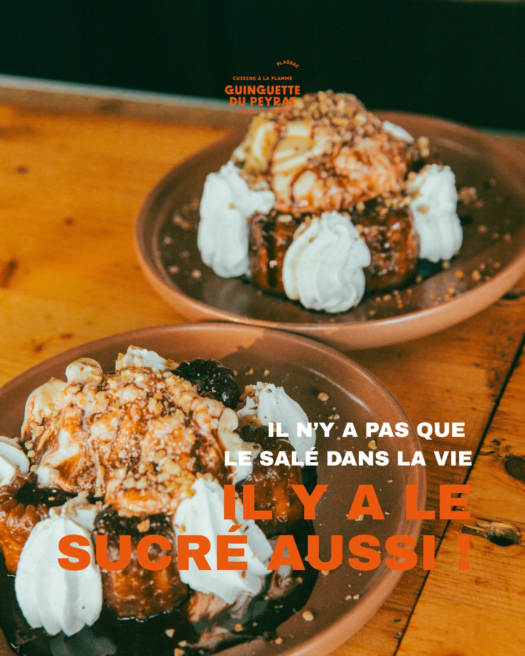 🧁✨ IL N’Y A PAS QUE LE SALÉ DANS LA VIE, IL Y A LE SUCRÉ AUSSI ! ✨🍦
Parce qu’après les tapas ou les grillades au brasero, il reste TOUJOURS une petite place pour la gourmandise... Découvrez notre carte des desserts à prix très soft ! 💸
Que ce soit pour finir votre repas en beauté ou dès l'ouverture à 17h00 pour profiter d'un grand bol d'air au bord de l'eau, toutes les excuses sont bonnes pour craquer.
En vedette sur la photo : notre incontournable Profiterole de mini cannelés (glace vanille, sauce cacaotée et chantilly). Un pur délice local ! 🤤
🧇 NOS GAUFRES CROUSTILLANTES
Au Sucre (la simplicité parfaite)
Nutella ou Chocolat Chaud (avec éclats de noisettes hachées 🌰)
Nutella Banane (le combo ultra-gourmand)
🍨 NOS COUPES DE GLACES FRAÎCHEUR
Les Grands Classiques : Dame Blanche, Chocolat ou Café Liégeois, et le mythique Banana Split.
La Guérandaise : Glace caramel beurre salé, vanille, coulis caramel et chantilly.
Les Versions Arrosées (réservées aux grands !) :
• L'Iceberg (chocolat, menthe-chocolat, liqueur de menthe & chantilly)
• La Colonel (citron jaune & vodka)
• La Charentaise (pêche de vigne, fraise & Pineau des Charentes) 🍇
🛋️ Installez-vous confortablement dans nos transats face à l'estuaire, respirez la brise marine et offrez-vous une pause sucrée bien méritée.
⏱️ Ouvert du mardi au dimanche dès 17h00 (et les midis du week-end).
📍 La Guinguette du Peyrat, @Plassac.
👇 Plutôt team Gaufre chaude ou team Coupe de glace ? Dites-nous tout en commentaire !
#GuinguetteDuPeyrat #Gourmandise #DessertDete #CannelesBordeaux #GaufreNutella #Glaces #Plassac #GirondeTourisme #SortirEnGironde #EspritGuinguette #BordeauxLocal