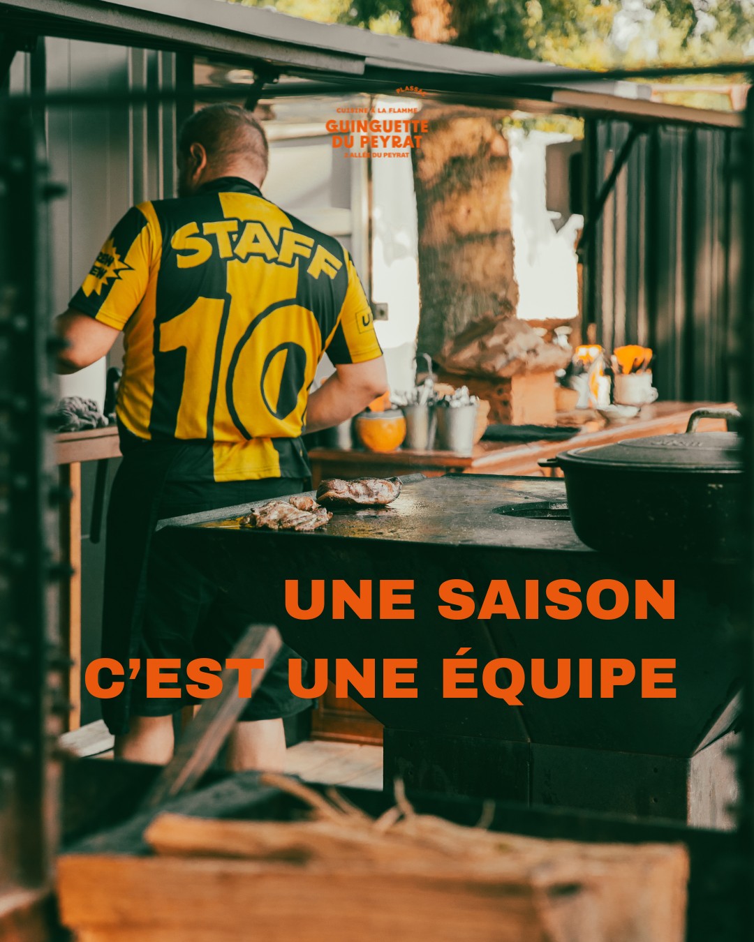 🌅 DERRIÈRE CHAQUE COUCHER DE SOLEIL, IL Y A UNE ÉQUIPE EN OR ! 💛
On vous parle souvent du cadre magique, de la vue imprenable sur l'estuaire, des cocktails frais et des délicieuses grillades au brasero... Mais la vérité, c'est que rien de tout cela n'existerait sans eux. Alors on profite de ce jour off pour vous en parler. Car une saison, c'est une équipe ! 🤝🔥
Derrière chaque moment de convivialité que vous passez chez nous, il y a un staff formidable à pied d'œuvre. En cuisine comme en salle, qu'ils soient là pour toute la saison ou en extra pour donner un coup de jus les soirs de rush, ils portent haut les valeurs de la Guinguette : bonne humeur, sourire et sens du service !
🌟 UN IMMENSE MERCI À NOTRE DREAM TEAM :
On tenait aujourd'hui à mettre en lumière et à remercier chaleureusement :
• Anaïs ✨ • Abygaelle ✨
• Emma ✨ • Louna ✨
• Linoa ✨ • Léa ✨
• Léna ✨ • Gwendoline ✨
• Lucie ✨ • Naïs ✨
• Shana ✨ • Théo ✨
• Valentine ✨ • Zoé ✨
👑 Et bien entendu, rien ne serait possible sans Aveline & Ludo. Un immense coup de chapeau pour le duo qui managent, guident et chouchoutent cette belle équipe tout au long de l'été pour que la magie opère à chaque service.
La prochaine fois que vous passerez nous voir pour un transat, un cocktail ou un concert, n'hésitez pas à leur glisser un grand sourire ou un petit mot gentil, ils le méritent tellement ! 🙏
📍 La Guinguette du Peyrat, @plassac .
👇 Laissez un petit ❤️ ou un commentaire pour donner de la force et remercier l'équipe !
#GuinguetteDuPeyrat #UneSaisonCestUneEquipe #StaffDeChoc #MerciLEquipe #Convivialite #Plassac #GirondeTourisme #SortirEnGironde #EspritGuinguette #BordeauxLocal