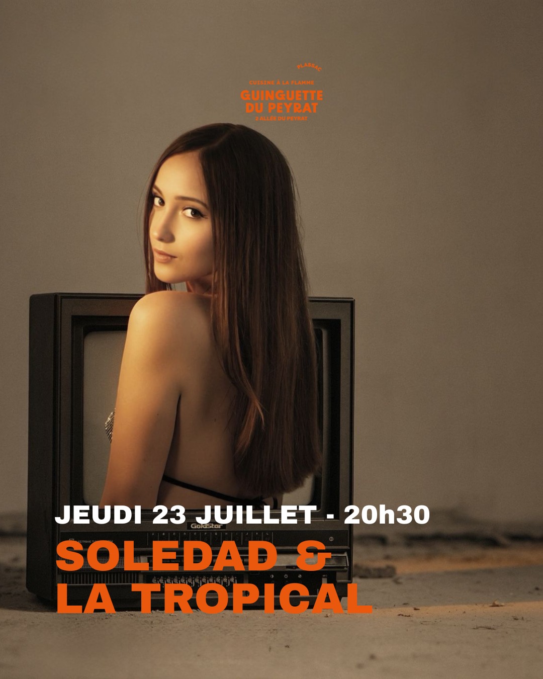 🌴🔥 CE SOIR DÈS 20H30 : CHALEUR LATINE AVEC SOLEDAD & LA TROPICAL ! 🔥🌴
Ce jeudi 23 juillet, notre grande scène passe en mode caliente ! Préparez-vous à voyager, chanter et danser les pieds dans l'herbe : on accueille l'énergie explosive et solaire de SOLEDAD & LA TROPICAL ! 💃🕺
🎺 Un show latino moderne, puissant et ensoleillé :
🎤 Une artiste montante : Entendue sur Radio Latina ou Enjoy33, Soledad fusionne à la perfection la Pop urbaine et la Cumbia, nourrie de ses racines afro-caribéennes. Sa voix envoûtante et son charme fou vont vous faire chavirer !
🎶 Un collectif virtuose : Entourée de ses musiciens venus de Cuba, Colombie, du Chili et de France, elle débarque avec un groupe de choc — incluant notamment le pianiste officiel de Gipsy Kings by Diego Baliardo ! 🎹
🎷 Une ambiance explosive : Percussions endiablées, cuivres rutilants, basse groovy... Tout est réuni pour transformer le bord de l'estuaire en piste de danse géante !
🌅 Votre programme pour ce soir :
Dès l'apéro : Attraper un transat face au plus beau coucher de soleil de Gironde.
À boire & à manger : Déguster nos cocktails frais (Spritz Pampelle'up, Punch maison...), nos tapas colorées et les grillades au brasero du Chef Ludo. 🥩🍹
À 20h30 : Lâcher prise et danser sous les lampions jusqu'au bout de la nuit !
⏱️ Quand ? Ce soir (Jeudi 23 Juillet) dès 20h30 (arrivez tôt pour l'apéro !).
📍 Où ? La Guinguette du Peyrat, Plassac.
👇 Taguez en commentaire vos partenaires de danse qui ne doivent pas rater ça !
#GuinguetteDuPeyrat #SoledadEtLaTropical #Cumbia #MusiqueLatine #ConcertGironde #SortirEnGironde #Plassac #SunsetGironde #ModeFestival #Brasero #EspritGuinguette #bordeauxlocal