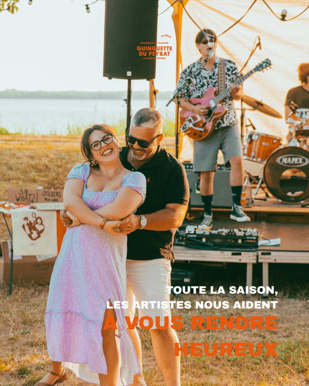 🎶 TOUTE LA SAISON, LES ARTISTES NOUS AIDENT À VOUS RENDRE HEUREUX ! ✨💃

Du pop-rock survolté à la cumbia ensoleillée, de la chanson française aux rythmes de la samba... Quel bonheur de voir notre scène vibrer et de vous voir danser sous les lampions tout au long de l'été ! 🎸🥁

Aujourd'hui, toute l'équipe de la Guinguette tenait à dire un immense MERCI à l'ensemble des artistes, musiciens et DJ qui sont déjà venus faire chavirer le Peyrat — ainsi qu'à tous ceux qui s'apprêtent encore à monter sur nos planches ! 👏💛

🌟 DES SOUVENIRS GRAVÉS TOUT L'ÉTÉ
Grâce à leur générosité, leur talent et leur énergie communicative, nous avons vécu des moments d'une rareté incroyable.

Voir des sourires illuminer vos visages, des bandes de potes s'enlacer, des couples danser les pieds dans l'herbe et des verres se lever face au soleil couchant... C'est exactement pour ça qu'on aime notre métier. Vous rendre heureux, c'est notre plus belle mission ! 🥂🌅

☀️ ET LA SAISON CONTINUE !

Que tout le monde se rassure : la fête est loin d'être terminée ! Tant que le soleil brillera au-dessus de l'estuaire et que la douceur des soirées sera là, la Guinguette reste grande ouverte.

🍹 Pour l'apéro : Nos cocktails maison rafraîchissants (Spritz Pampelle'up, Mojito, Punch) et nos transats au premier rang pour admirer le sunset.

🧆 Pour grignoter & partager : Nos tapas colorées comme le houmous de betterave & féta, le camembert rôti au miel ou les incontournables patatas bravas.

🥩 Pour les grandes faims : Les pièces d'exception au brasero du Chef Ludo (pluma de cochon, magret de canard, encornets & chistora...).

🎶 Pour la convivialité : La bonne humeur de l'équipe et encore de belles soirées à venir !

⏱️ Horaires : Ouvert du mardi au dimanche dès 17h00 (et en continu dès 12h00 le week-end).

📍 La Guinguette du Peyrat, Plassac.

👇 Taguez en commentaire l'artiste ou le concert qui vous a le plus fait vibrer cette saison à la Guinguette ! 🎤👇

#GuinguetteDuPeyrat #MerciLesArtistes #MusiqueEnLive #ConcertGironde #VousRendreHeureux #Plassac #SortirEnGironde #SunsetGironde #EspritGuinguette #BordeauxLocal