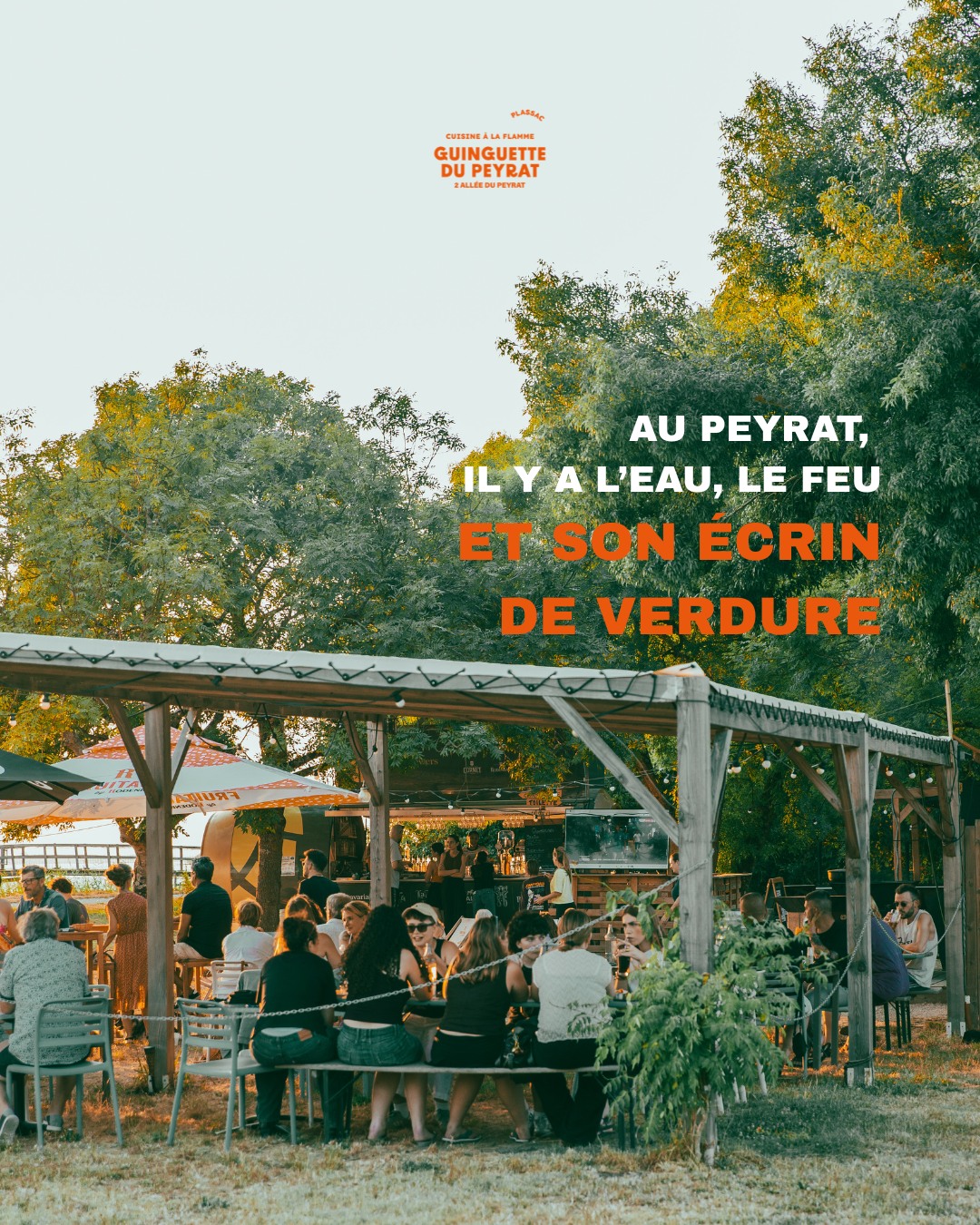 🍃✨ AU PEYRAT, IL Y A L'EAU, LE FEU... ET SON ÉCRIN DE VERDURE ! ✨🌅
Besoin de déconnecter et de vous mettre au vert pendant les vacances ? Nichée au cœur d'une nature préservée au bord de l'estuaire, la Guinguette du Peyrat est le refuge ombragé parfait pour recharger les batteries.
🌿 L'IDÉE BALADE PARFAITE DE VOS VACANCES
Avant de venir vous poser chez nous, prenez le temps de découvrir le charmant village de @plassac , situé juste à côté de Blaye !
🏛️ Flânerie authentique : Laissez-vous séduire par ses petites ruelles pittoresques, son patrimoine historique et ses jolies perspectives sur la Gironde.
🗺️ Aventure en famille : Pour les plus petits (et les grands enfants !), embarquez sur le parcours Terra Aventura pour une chasse aux trésors captivante à travers le village.
🍦 LA HALTE GOURMANDE & AU FRAIS
Après l'effort, le réconfort ! Il ne vous reste plus qu'à franchir l'entrée de la Guinguette et profiter du cadre :
🧇 En journée : Une gaufre croustillante, une coupe de glace rafraîchissante ou un verre bien frais à l'ombre bienveillante des grands arbres.
🥩 Pour le dîner : Nos tapas colorées et nos pièces au brasero mijotées par Ludo & Théo, à déguster au frais sous les feuillages.
Le tout aux premières loges pour admirer la lumière dorée se refléter sur l'eau face au plus beau coucher de soleil de la Gironde. ☀️🌊
⏱️ Horaires : Ouvert du mardi au dimanche dès 17h00 (et le week-end en continu dès 12h00).
📍 La Guinguette du Peyrat, Plassac.
👇 Taguez en commentaire la personne avec qui vous allez tester cette journée idéale !
#GuinguetteDuPeyrat #EcrinDeVerdure #VillageDePlassac #TerraAventura #Plassac #AutourDeBlaye #PauseFraicheur #SunsetGironde #SortirEnGironde #EspritGuinguette #BordeauxLocal