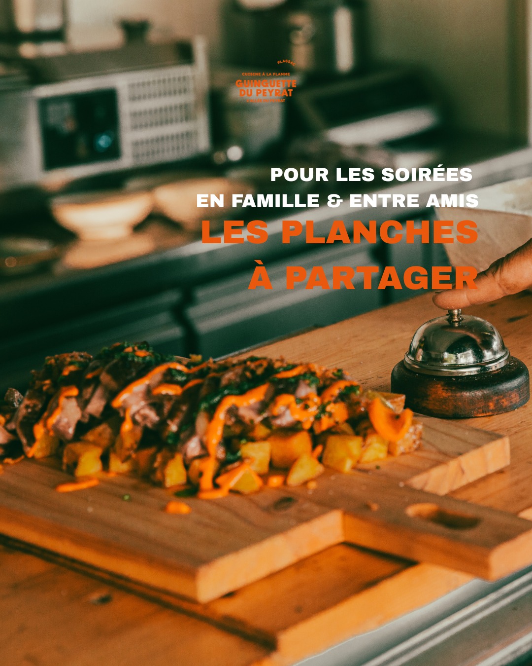 🪵🔥 POUR LES SOIRÉES EN FAMILLE & ENTRE AMIS : PLACE AUX PLANCHES À PARTAGER ! 🔥🪵

À la Guinguette, la convivialité ne se raconte pas, elle se partage au centre de la table ! Quoi de mieux que de grandes planches généreuses à picorer tous ensemble, les pieds dans l'herbe et le verre à la main ?

🥩 LES STARS DU BRASERO SUR PLANCHE
En plus de toute notre carte de tapas colorées, le Chef Ludo et Théo vous préparent nos plus belles pièces cuites à la flamme, découpées et prêtes à être partagées :

🦆 Le Magret de canard : Un grand classique du Sud-Ouest, rosé, doré et juteux.

🦑 Les Encornets & Chistora : Le mariage terre-mer parfait snacké à la flamme, relevé et ultra gourmand.

🐖 La Pluma de cochon : Fondante à souhait, avec ce petit goût fumé irrésistible.

Vous posez la planche au milieu, chacun pioche ce qui lui plaît, et la magie opère. C'est la formule idéale pour les grandes retrouvailles, les repas de famille et les apéros qui s'étirent sous les guirlandes lumineuses ! 🥂✨

⏱️ Horaires : Ouvert du mardi au dimanche dès 17h00 (et les midis du week-end).

📍 La Guinguette du Peyrat, Plassac.

📞 Conseil d'ami : pensez à réserver votre table !

👇 Taguez en commentaire la bande de gourmands avec qui vous allez dévorer cette planche !

#GuinguetteDuPeyrat #PlanchesAPartager #CuisineAuBrasero #PlumaDeCochon #MagretDeCanard #EncornetsChistora #AperoEnFamille #EntreAmis #Plassac #SortirEnGironde #BordeauxLocal #EspritGuinguette