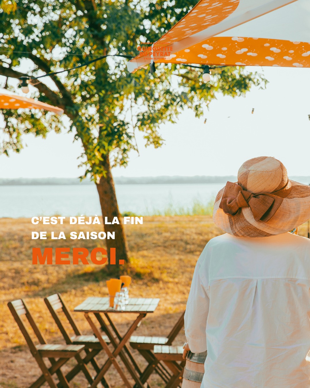 🌅 C'EST UN CLAP DE FIN POUR CETTE MAGNIFIQUE SAISON ! 💛✨
Les lampions s'éteignent doucement sur l'estuaire et la Guinguette du Peyrat ferme ses portes pour quelques mois... La tête remplie de souvenirs précieux, d'éclats de rire et de couchers de soleil inoubliables, toute l'équipe tient à dire un immense MERCI à toutes celles et ceux qui ont rendu cette aventure possible !
🙏 UNE PENSÉE CHALEUREUSE À :
🏛️ La Mairie de @Plassac : Pour leur soutien précieux et leur aide de chaque instant. Rien de tout ceci ne serait possible sans eux !
💛 Notre équipe de choc : Un staff de saisonniers exceptionnel qui a tout donné tout l'été, toujours avec le sourire, la bonne humeur et le sens du service.
🎸 Les artistes & humoristes : Merci pour ces concerts vibrants et cette soirée Comedy Club mémorable.
📰 Les journalistes & influenceurs : Pour avoir mis en lumière notre petit coin de paradis et partagé notre passion.
🥩 Nos partenaires & fournisseurs : Pour la qualité irréprochable de leurs produits, avec une mention toute particulière à @BeerBrothers, spécialistes CHR et événementiel, pour leur accompagnement au top ! 🍺
⭐ Et bien sûr... VOUS, nos clients ! Merci pour votre fidélité, vos sourires au quotidien et vos retours si enthousiastes sur notre proposition de cuisine authentique à la flamme.
🌊 Ce lieu unique n'est rien sans la chaleur que vous y apportez. On recharge les batteries, on vous prépare de belles surprises, et on se retrouve l'année prochaine pour une nouvelle saison au bord de l'eau !
D'ici là, prenez soin de vous. À très vite ! 👋✨
📍 La Guinguette du Peyrat, Plassac.
👇 Laissez-nous votre plus beau souvenir de cet été en commentaire !
#GuinguetteDuPeyrat #ClapDeFin #MerciATous #ALAnneeProchaine #Plassac #SortirEnGironde #SunsetGironde #EspritGuinguette #BordeauxLocal